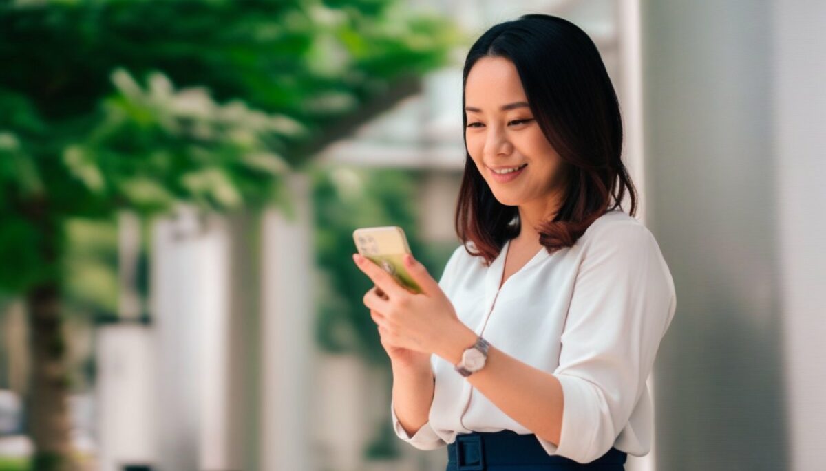 Femme qui lis un article sur telephone