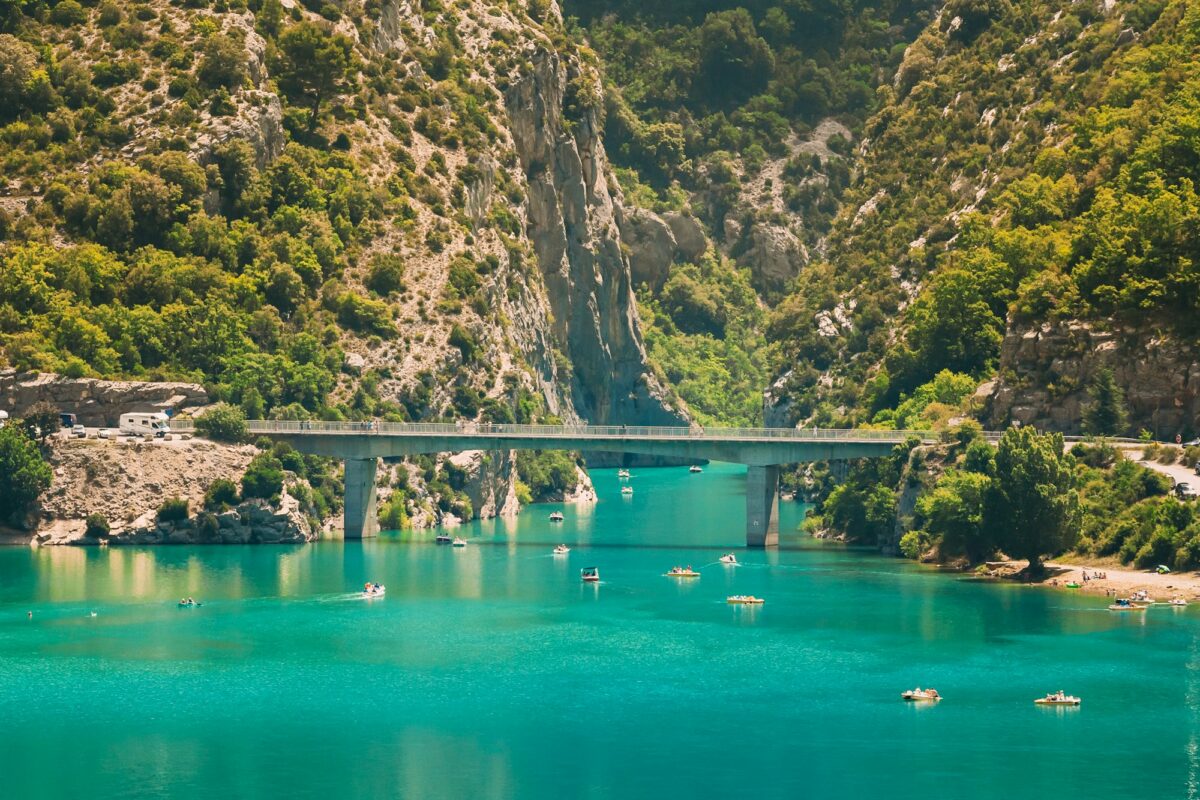 Découvrez ce magnifique lac, un joyau aux mille reflets de turquoise