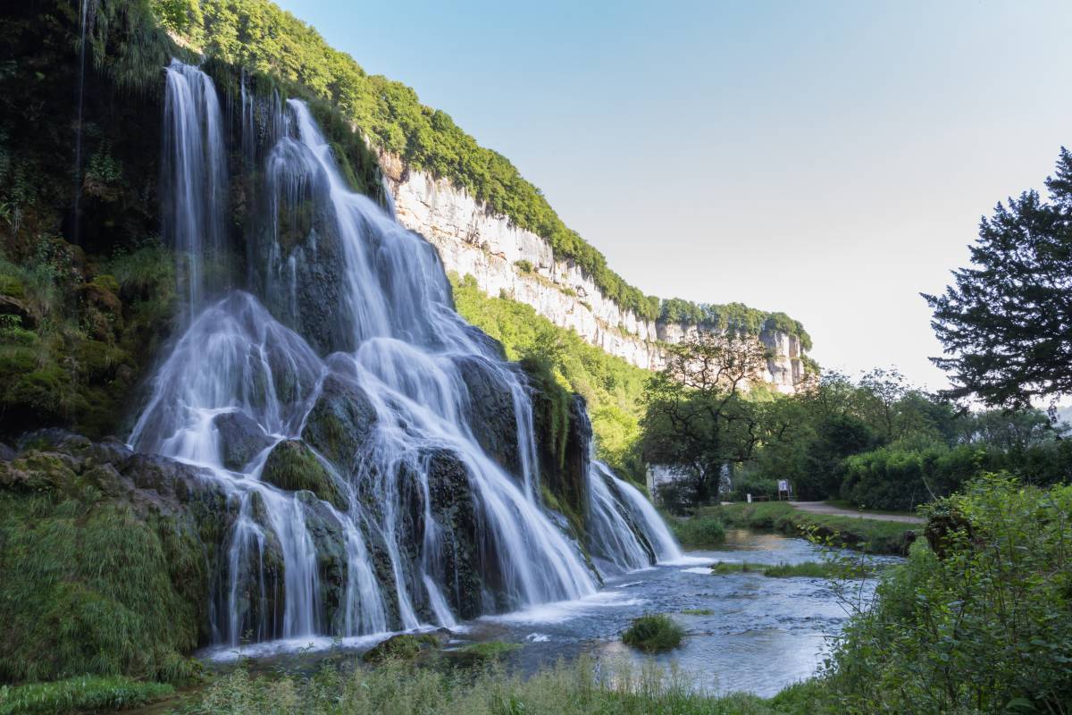 Cascades des Tufs à Baume-les-Messieurs : une merveille naturelle chargée d'histoire cachée au cœur du Jura