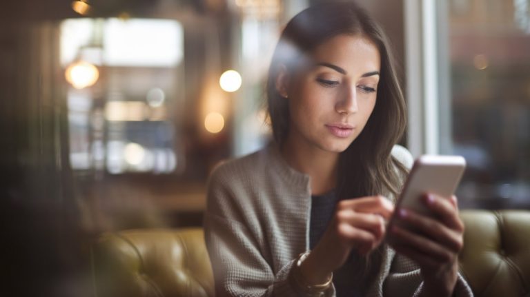 Femme qui lis un article sur telephone