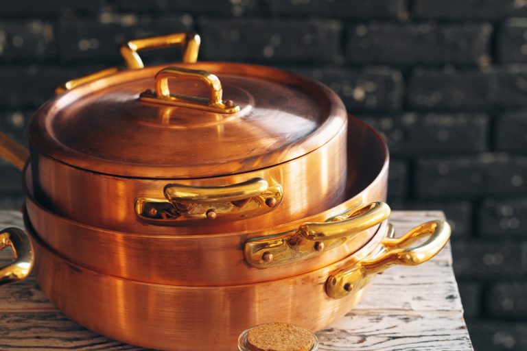 Découvrez des astuces incroyables pour redonner vie à vos ustensiles en cuivre en quelques minutes !