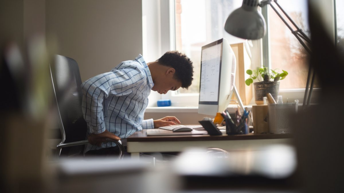 Douleurs de dos : cette habitude du quotidien qui détruit votre posture sans que vous le sachiez