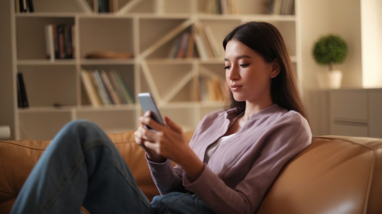 Femme qui lis sur telephone