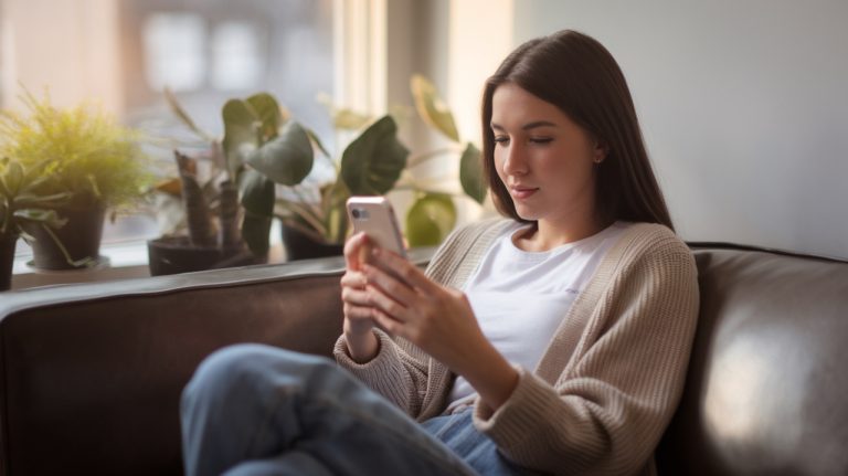 Femme qui lis sur telephone