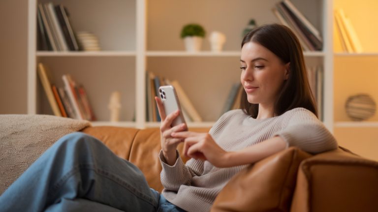 Femme qui lis sur telephone