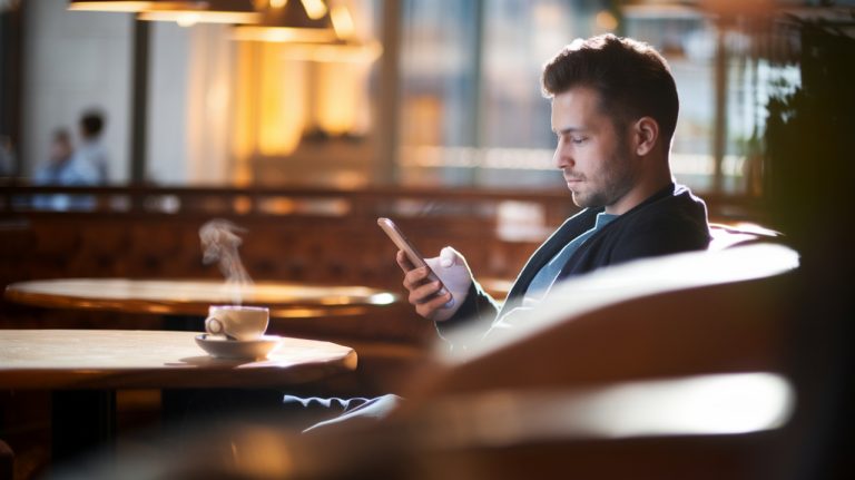 homme qui lis un article sur telephone