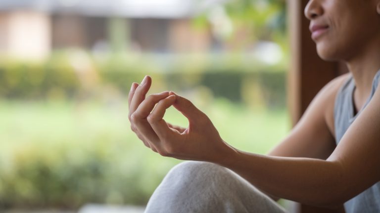 Stressé(e) pour un rien ? Ce geste simple calme les tensions en 30 secondes