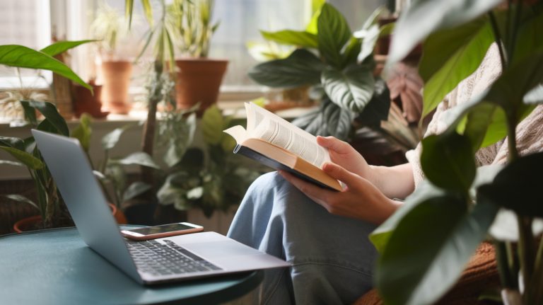 Trop connecté(e) ? Le mini-détox digital qui fait du bien sans tout couper