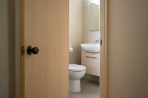 Faut-il ouvrir ou fermer la salle de bains après utilisation ? La réponse n’est pas celle que vous pensez